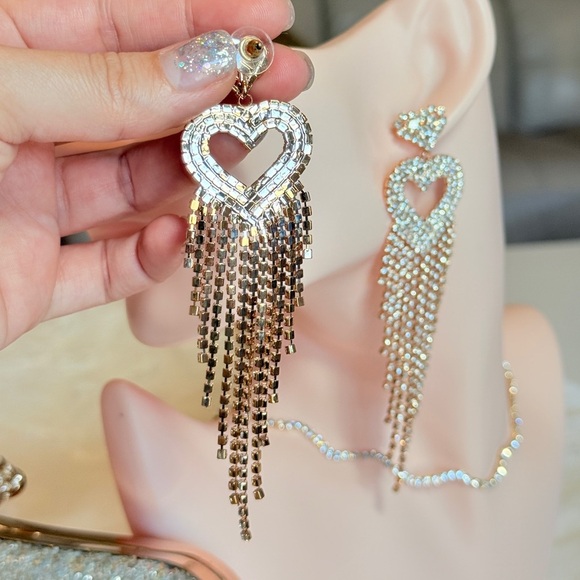 ⚜️ Classic Gold Heart Dangle Earrings - Picture 6 of 10